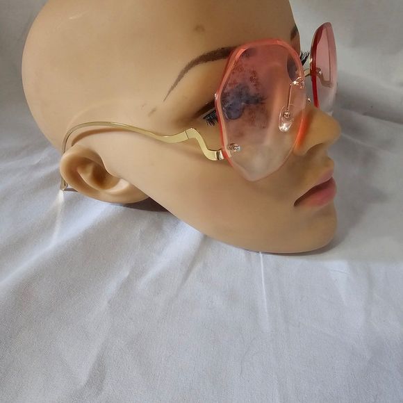 Oversized pink tint gold tone frame sunglasses - Picture 2 of 4